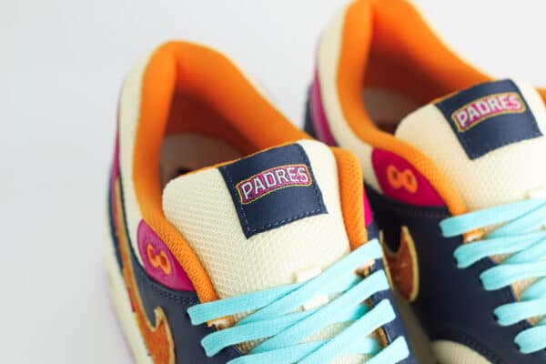 Nike Air Max 1 Padres City Connect (2026) – Wit/Blauw/Oranje – Heren/Dames/Uniseks Sneakers – Suede/Mesh – IQ2847-400 – Bovenkant