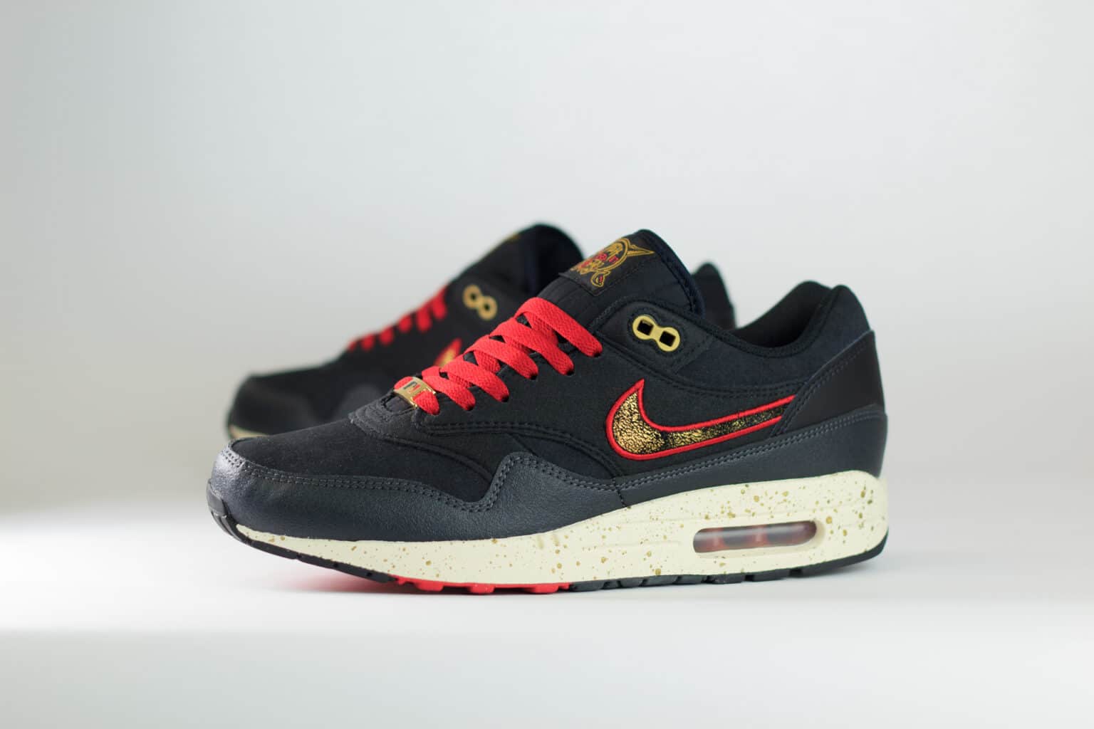 Nike Air Max 1 Pittsburgh Pirates City Connect (2026) – Zwart/Rood – Heren/Dames/Uniseks Sneakers – Leer/Nubuck – IQ2893-001 – Zijkant