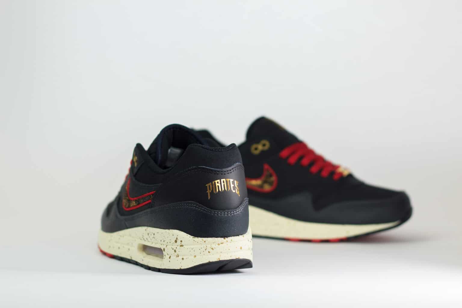 Nike Air Max 1 Pittsburgh Pirates City Connect (2026) – Zwart/Rood – Heren/Dames/Uniseks Sneakers – Leer/Nubuck – IQ2893-001 – Achterkant
