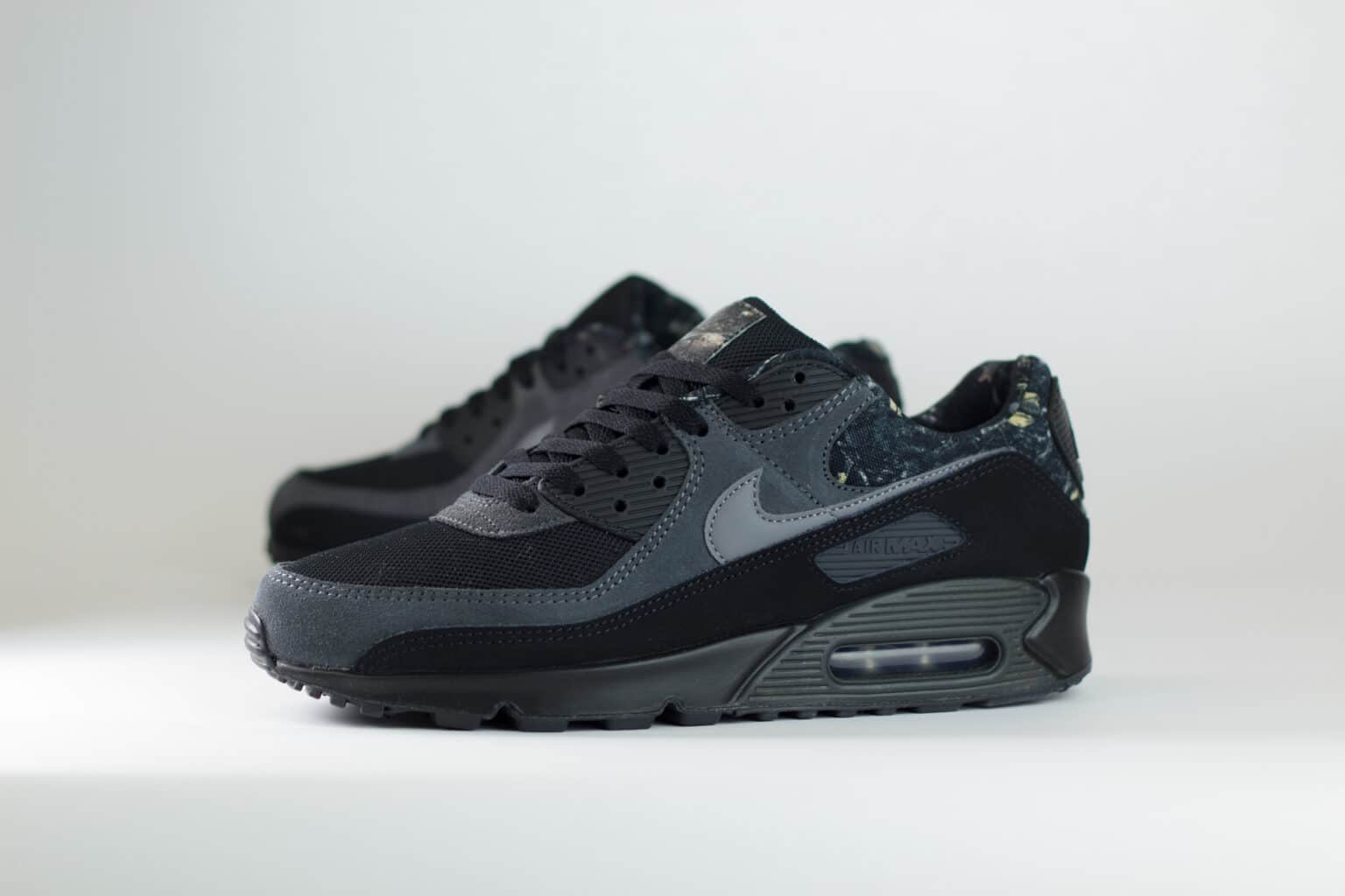 Nike Air Max 90 Black Realtree Edge Camo – Zwart – Heren/Dames/Uniseks Sneakers – Suede/Mesh – IQ0300-001 – Zijkant