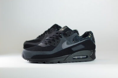 Nike Air Max 90 Black Realtree Edge Camo – Zwart – Heren/Dames/Uniseks Sneakers – Suede/Mesh – IQ0300-001 – Zijkant
