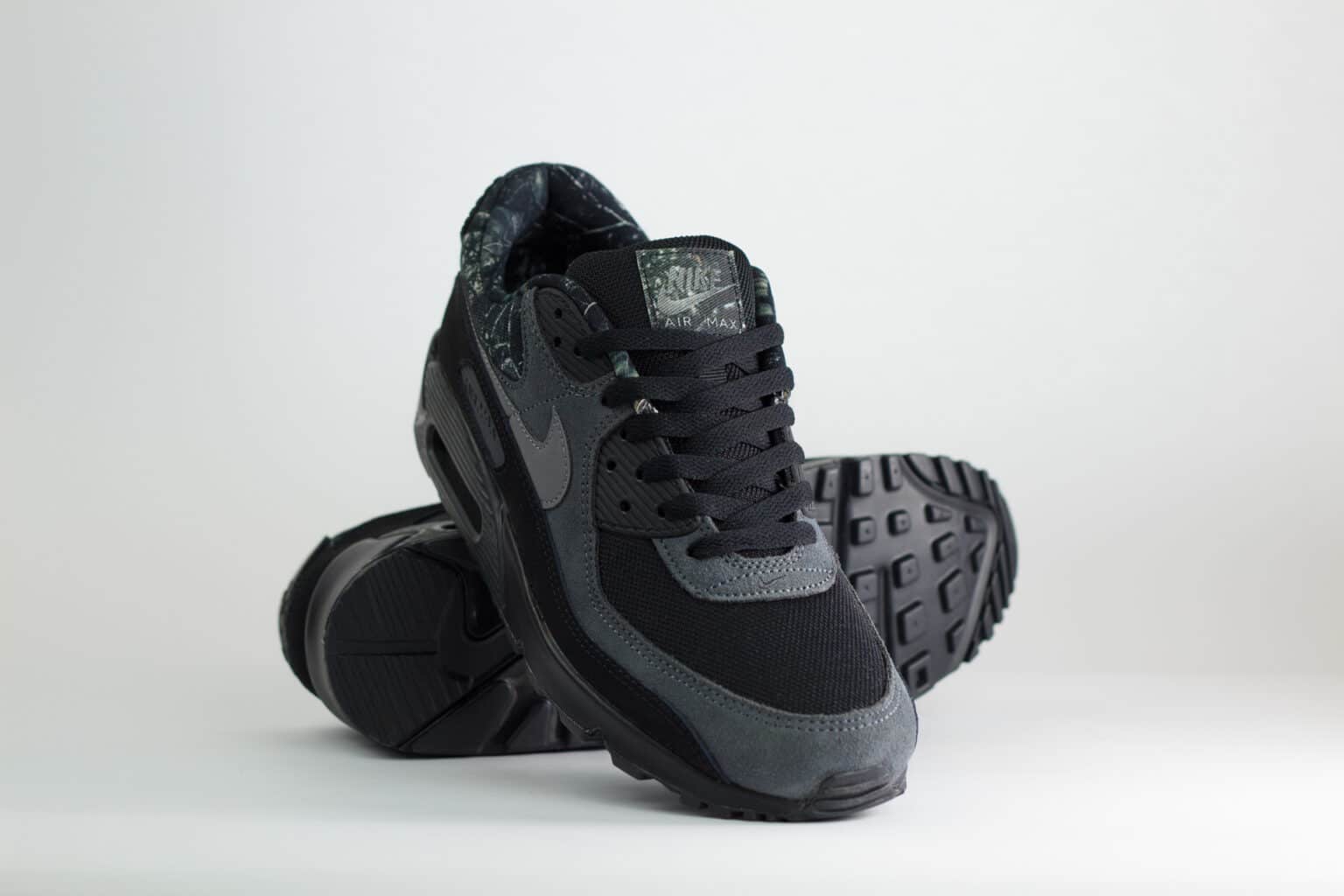 Nike Air Max 90 Black Realtree Edge Camo – Zwart – Heren/Dames/Uniseks Sneakers – Suede/Mesh – IQ0300-001 – Voorkant