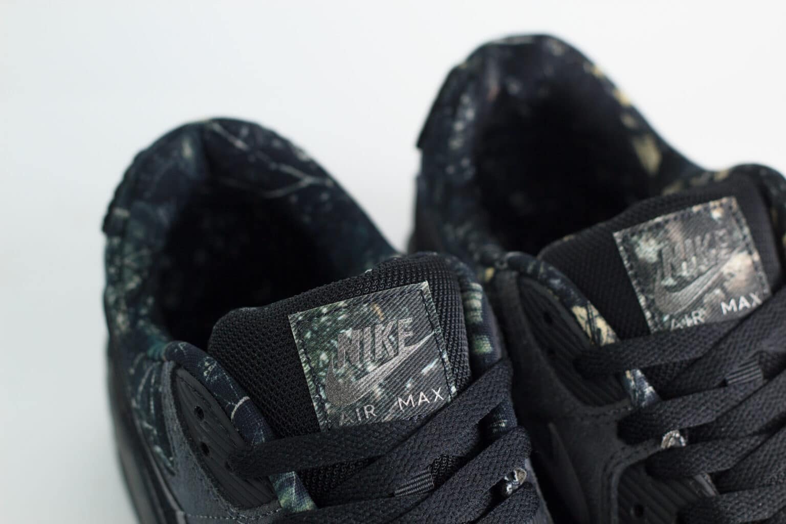 Nike Air Max 90 Black Realtree Edge Camo – Zwart – Heren/Dames/Uniseks Sneakers – Suede/Mesh – IQ0300-001 – Bovenkant