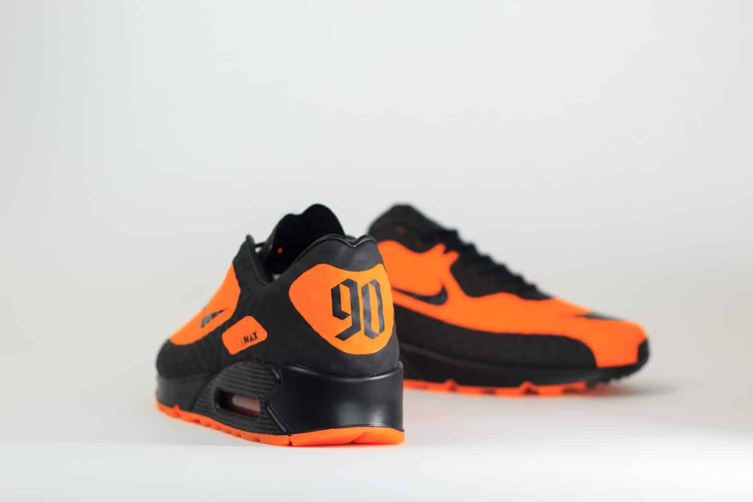 Nike Air Max 90 Bright Citrus Hypervenom – Zwart/Oranje – Heren/Dames/Uniseks Sneakers – Kunststof – IR1978-844 – Achterkant