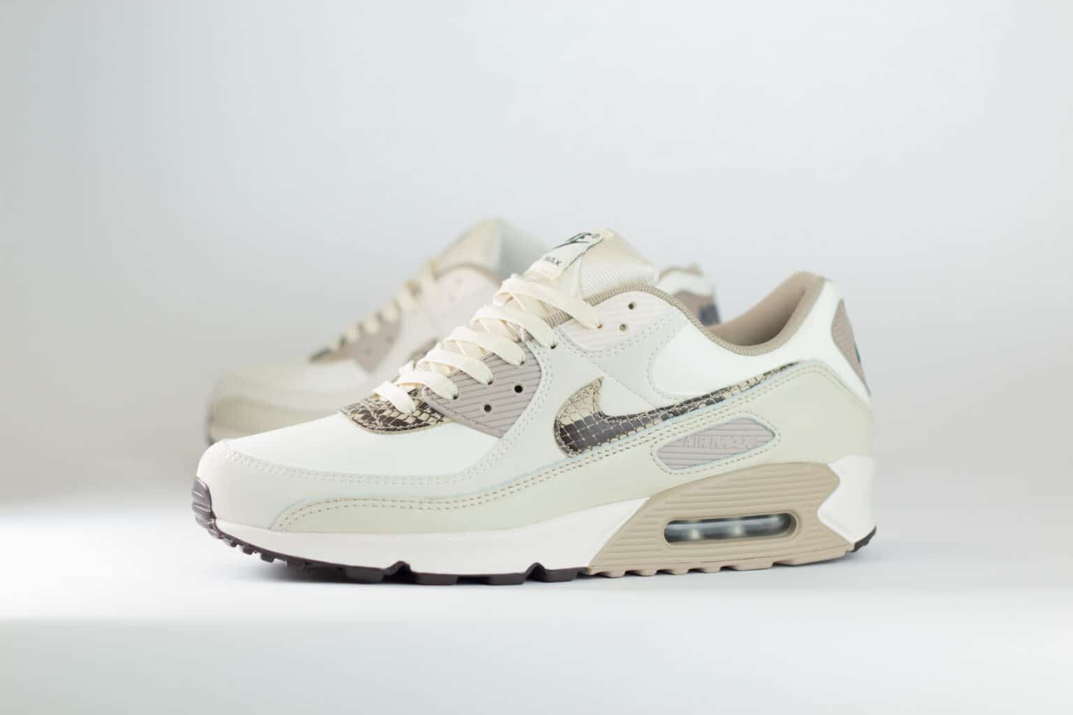 Nike Air Max 90 Light Pink Snakeskin (W) – Beige/Bruin/Wit – Heren/Dames/Uniseks Sneakers – Leer – HV4915-100 – Zijkant