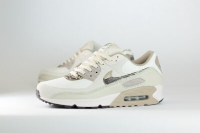 Nike Air Max 90 Light Pink Snakeskin (W) – Beige/Bruin/Wit – Heren/Dames/Uniseks Sneakers – Leer – HV4915-100 – Zijkant