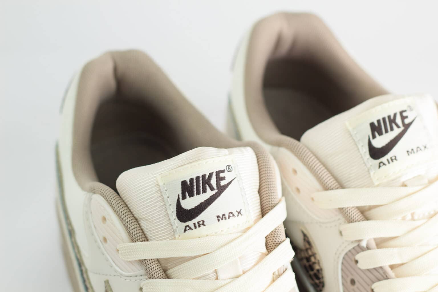 Nike Air Max 90 Light Pink Snakeskin (W) – Beige/Bruin/Wit – Heren/Dames/Uniseks Sneakers – Leer – HV4915-100 – Bovenkant