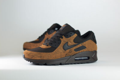 Nike Air Max 90 Premium Light British Tan Velvet Brown – Zwart/Bruin – Heren/Dames/Uniseks Sneakers – Suede/Mesh – IQ0283-281 – Zijkant
