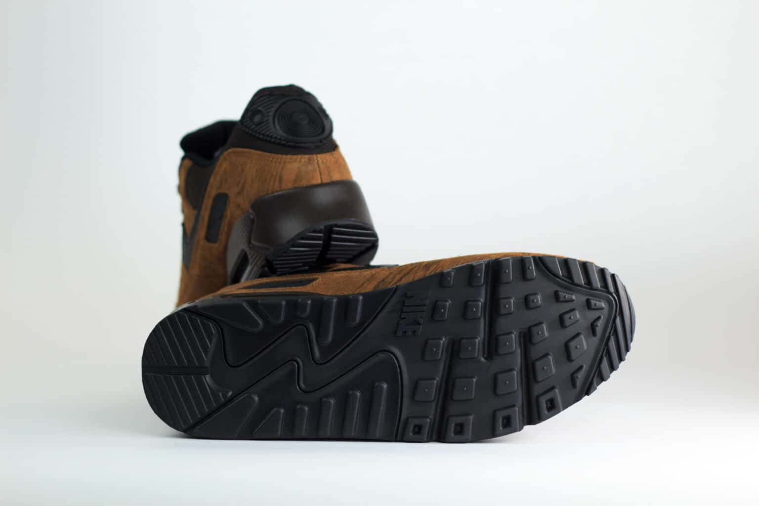 Nike Air Max 90 Premium Light British Tan Velvet Brown – Zwart/Bruin – Heren/Dames/Uniseks Sneakers – Suede/Mesh – IQ0283-281 – Onderkant