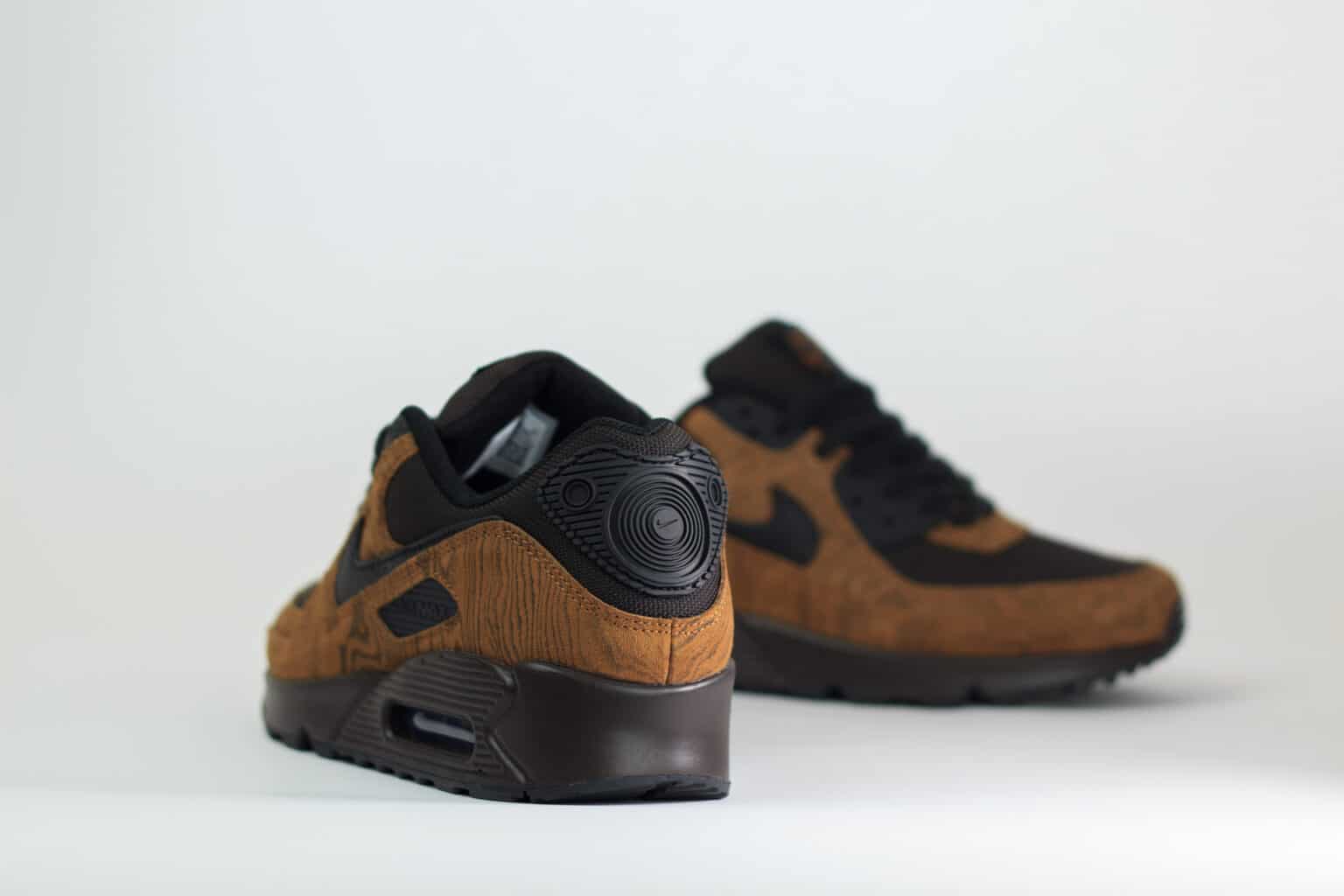 Nike Air Max 90 Premium Light British Tan Velvet Brown – Zwart/Bruin – Heren/Dames/Uniseks Sneakers – Suede/Mesh – IQ0283-281 – Achterkant