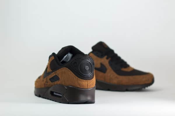Nike Air Max 90 Premium Light British Tan Velvet Brown – Zwart/Bruin – Heren/Dames/Uniseks Sneakers – Suede/Mesh – IQ0283-281 – Achterkant