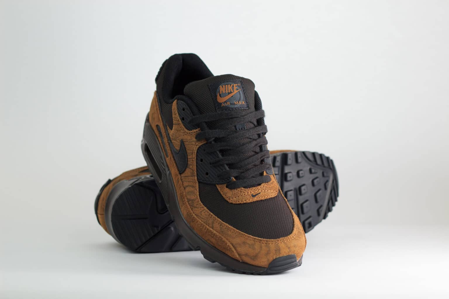 Nike Air Max 90 Premium Light British Tan Velvet Brown – Zwart/Bruin – Heren/Dames/Uniseks Sneakers – Suede/Mesh – IQ0283-281 – Voorkant