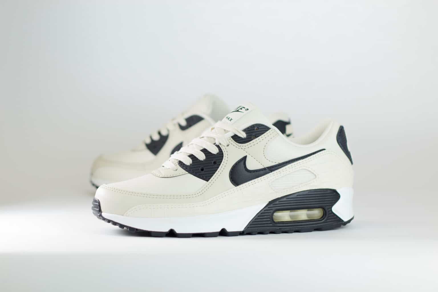 Nike Air Max 90 Sail Croc Print Phantom Black (W) – Beige/Zwart – Heren/Dames/Uniseks Sneakers – Leer – IM3110-101 – Zijkant