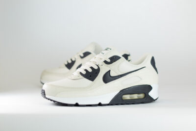 Nike Air Max 90 Sail Croc Print Phantom Black (W) – Beige/Zwart – Heren/Dames/Uniseks Sneakers – Leer – IM3110-101 – Zijkant