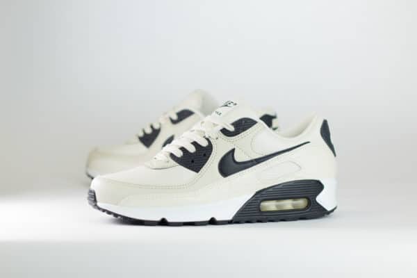 Nike Air Max 90 Sail Croc Print Phantom Black (W) – Beige/Zwart – Heren/Dames/Uniseks Sneakers – Leer – IM3110-101 – Zijkant