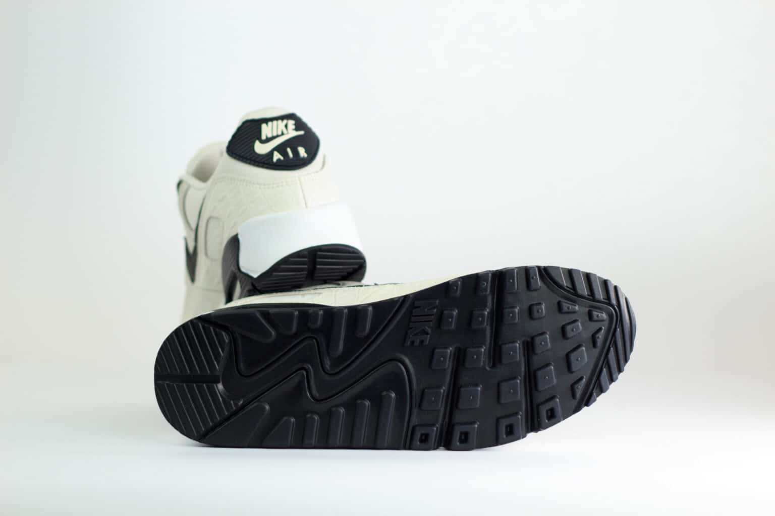 Nike Air Max 90 Sail Croc Print Phantom Black (W) – Beige/Zwart – Heren/Dames/Uniseks Sneakers – Leer – IM3110-101 – Onderkant