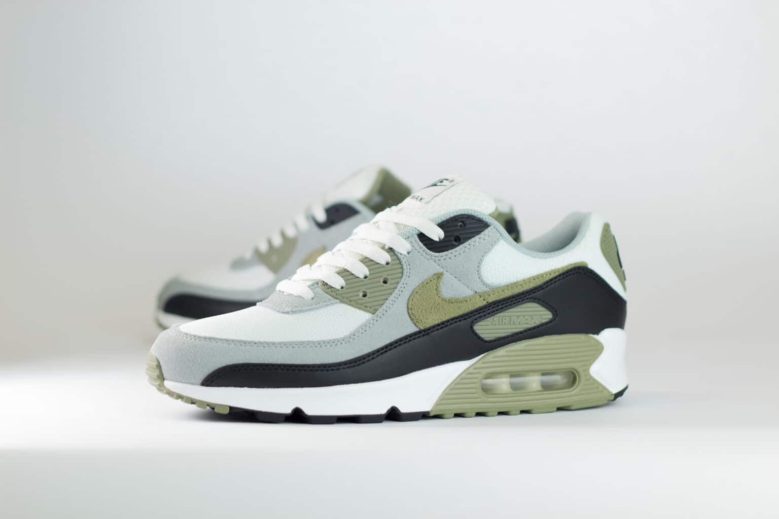 Nike Air Max 90 Silver Sage – Wit/Grijs/Groen – Heren/Dames/Uniseks Sneakers – Suede/Mesh – DM0029-121 – Zijkant