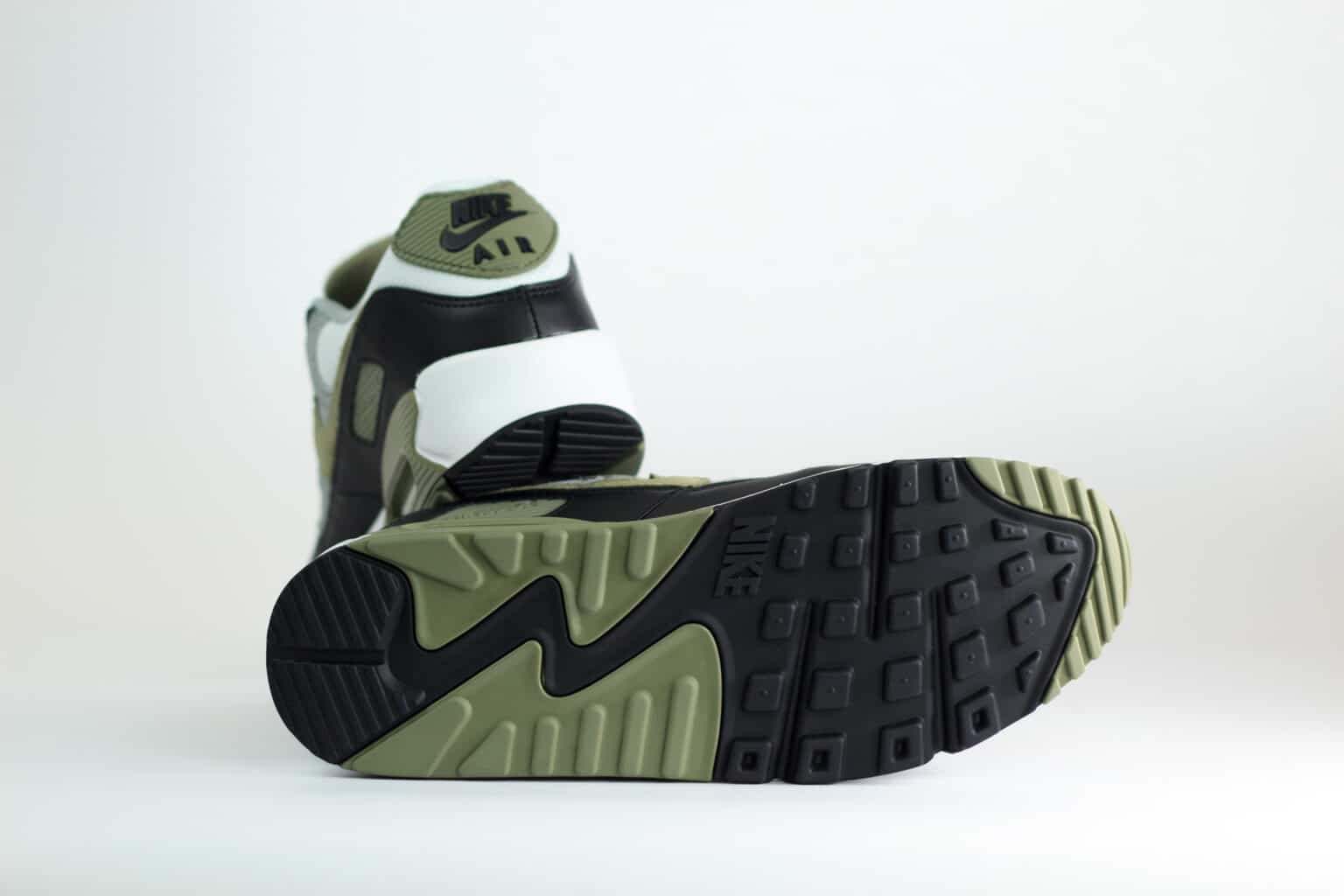 Nike Air Max 90 Silver Sage – Wit/Grijs/Groen – Heren/Dames/Uniseks Sneakers – Suede/Mesh – DM0029-121 – Onderkant