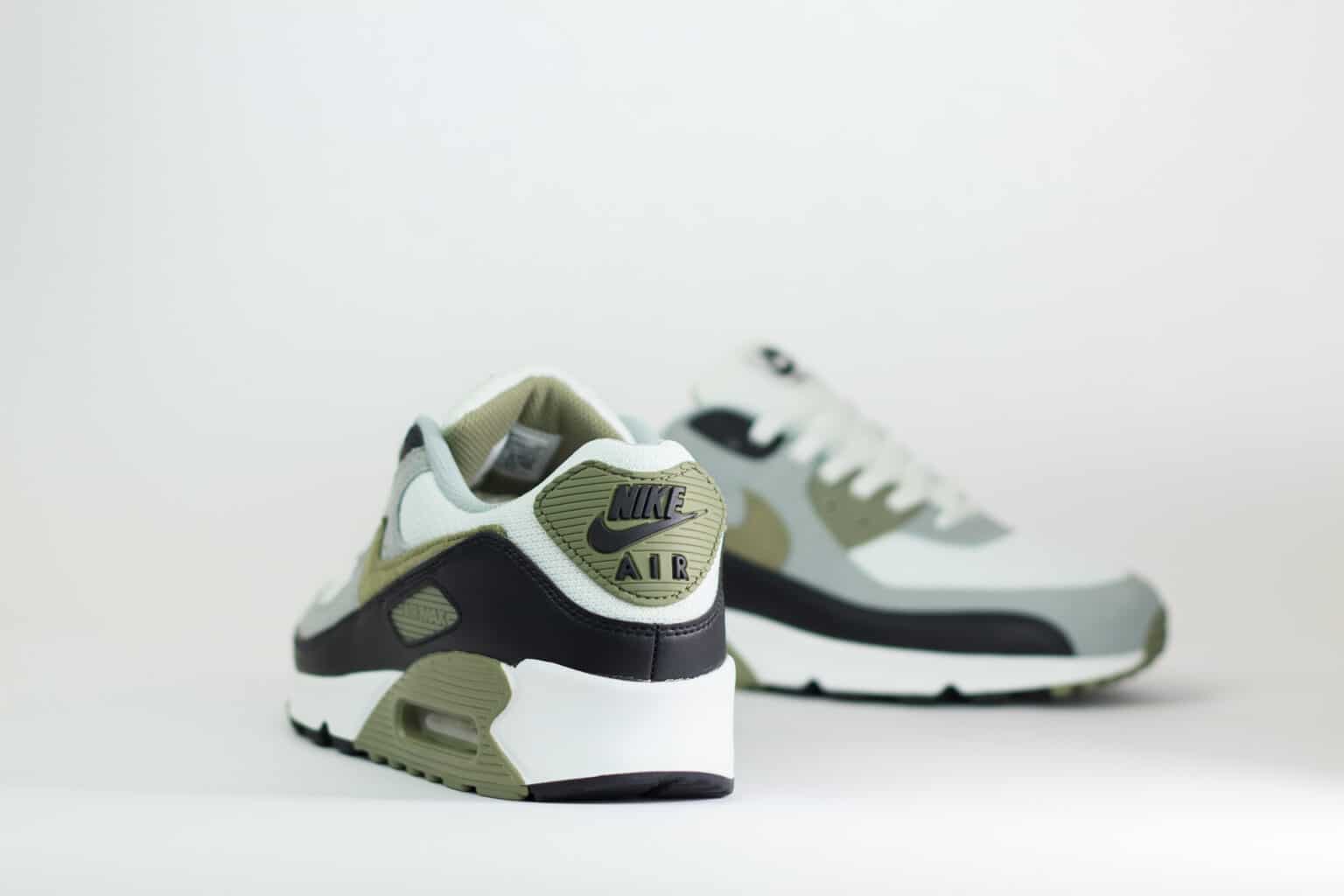 Nike Air Max 90 Silver Sage – Wit/Grijs/Groen – Heren/Dames/Uniseks Sneakers – Suede/Mesh – DM0029-121 – Achterkant