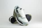 Nike Air Max 90 Silver Sage – Wit/Grijs/Groen – Heren/Dames/Uniseks Sneakers – Suede/Mesh – DM0029-121 – Voorkant