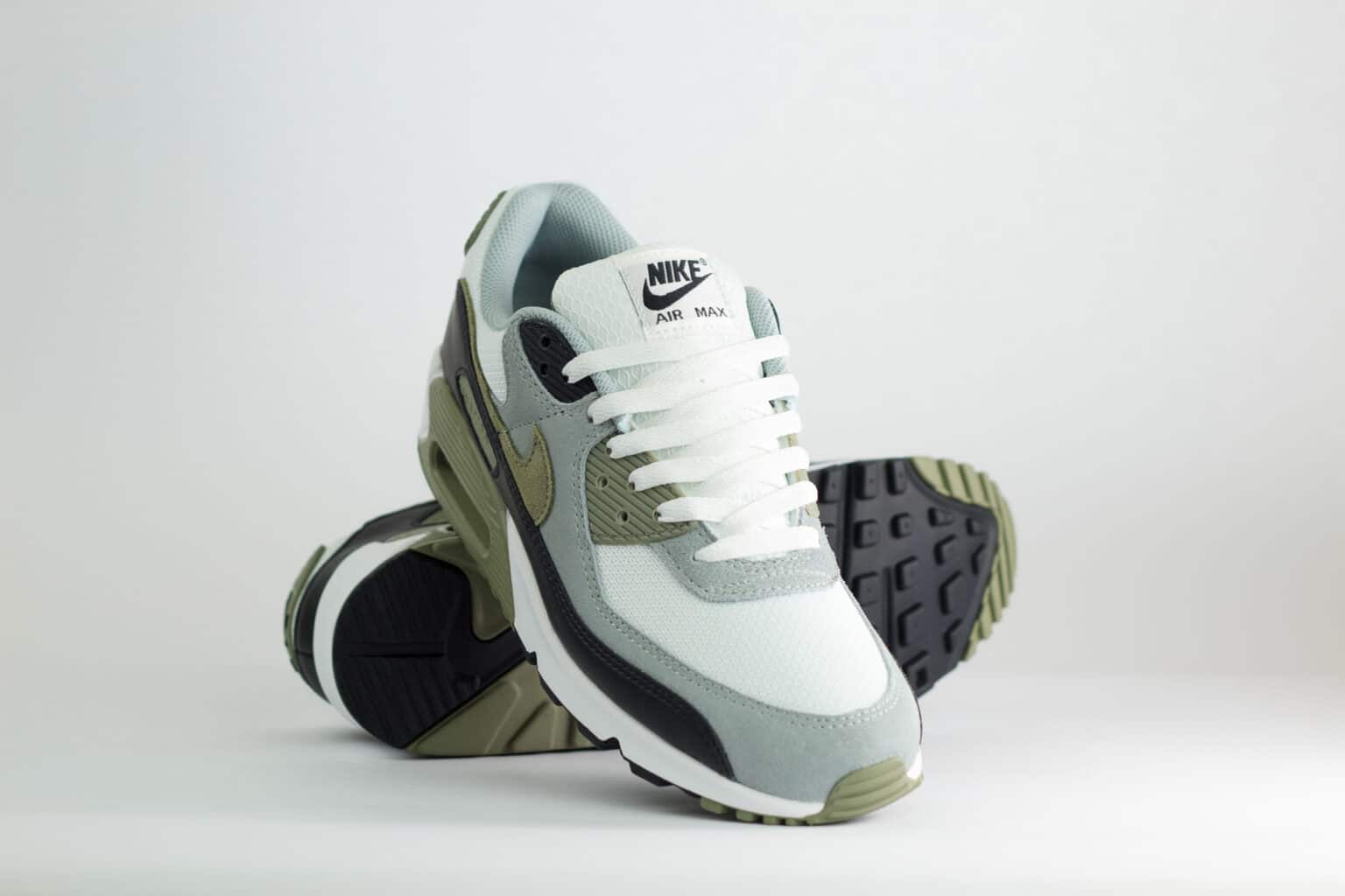 Nike Air Max 90 Silver Sage – Wit/Grijs/Groen – Heren/Dames/Uniseks Sneakers – Suede/Mesh – DM0029-121 – Voorkant