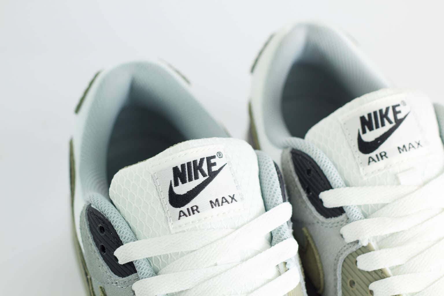Nike Air Max 90 Silver Sage – Wit/Grijs/Groen – Heren/Dames/Uniseks Sneakers – Suede/Mesh – DM0029-121 – Bovenkant