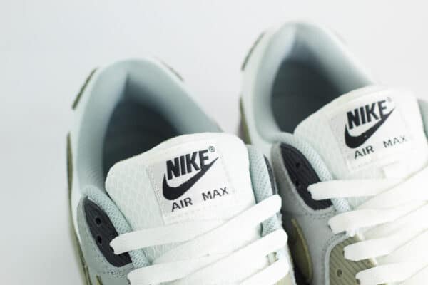 Nike Air Max 90 Silver Sage – Wit/Grijs/Groen – Heren/Dames/Uniseks Sneakers – Suede/Mesh – DM0029-121 – Bovenkant