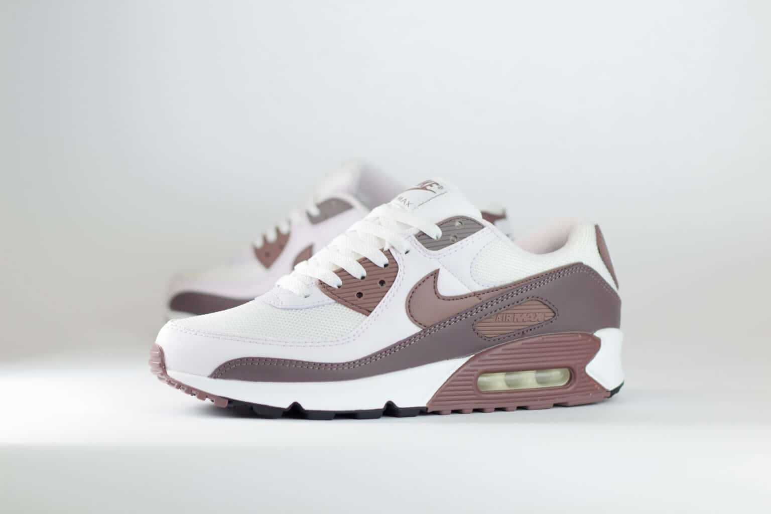 Nike Air Max 90 Tattoo Light Violet Ore (W) – Wit/Roze – Heren/Dames/Uniseks Sneakers – Leer/Mesh – IM4613-104 – Zijkant