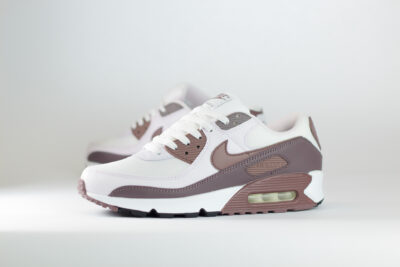 Nike Air Max 90 Tattoo Light Violet Ore (W) – Wit/Roze – Heren/Dames/Uniseks Sneakers – Leer/Mesh – IM4613-104 – Zijkant