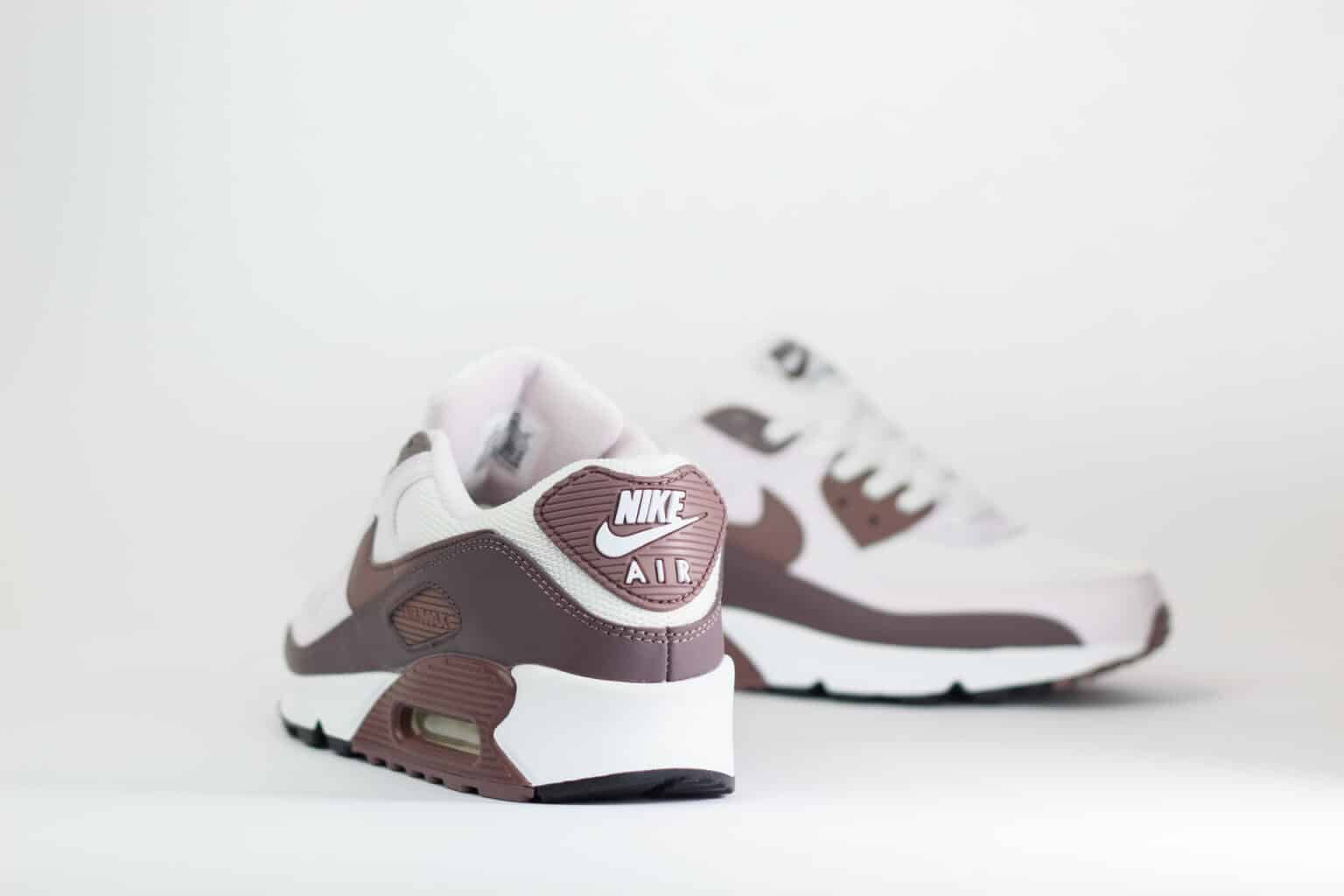 Nike Air Max 90 Tattoo Light Violet Ore (W) – Wit/Roze – Heren/Dames/Uniseks Sneakers – Leer/Mesh – IM4613-104 – Achterkant