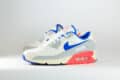 Nike Air Max 90 Ultramarine (2026) – Wit/Blauw – Heren/Dames/Uniseks Sneakers – Leer/Vilt – IU0767-001 – Zijkant