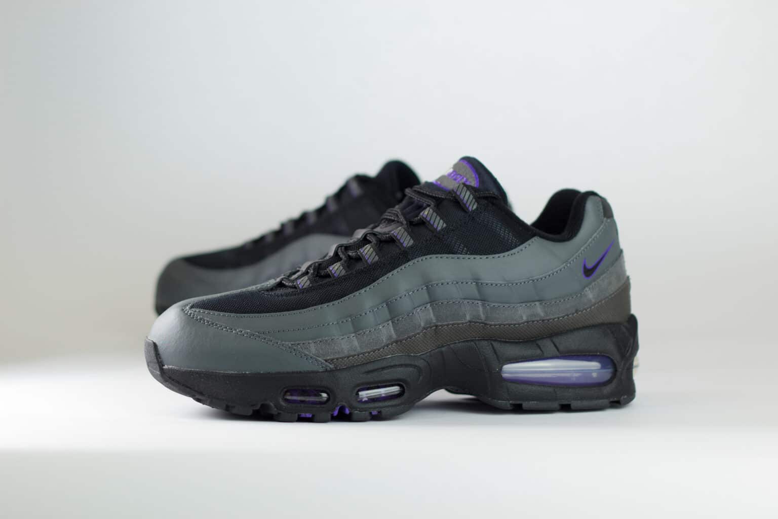 Nike Air Max 95 Racing Pack Iron Grey Wild Grape – Zwart/Grijs – Heren/Dames/Uniseks Sneakers – Leer/Mesh – IH1228-001 – Zijkant