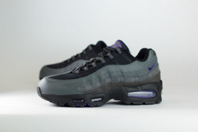 Nike Air Max 95 Racing Pack Iron Grey Wild Grape – Zwart/Grijs – Heren/Dames/Uniseks Sneakers – Leer/Mesh – IH1228-001 – Zijkant