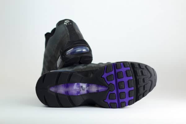 Nike Air Max 95 Racing Pack Iron Grey Wild Grape – Zwart/Grijs – Heren/Dames/Uniseks Sneakers – Leer/Mesh – IH1228-001 – Onderkant
