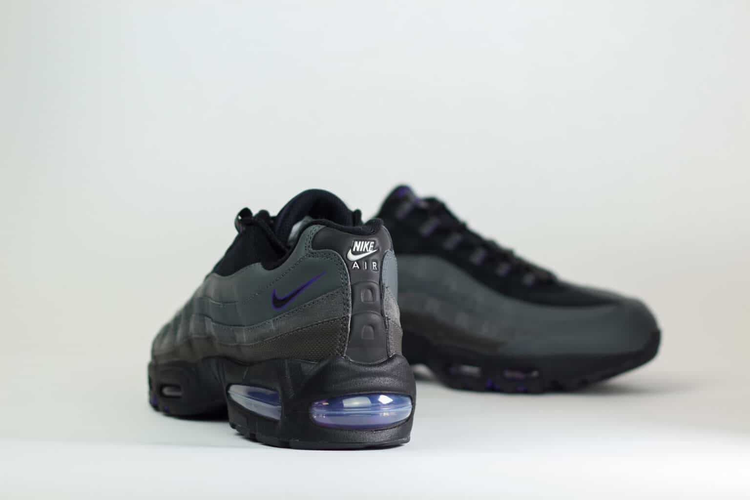 Nike Air Max 95 Racing Pack Iron Grey Wild Grape – Zwart/Grijs – Heren/Dames/Uniseks Sneakers – Leer/Mesh – IH1228-001 – Achterkant