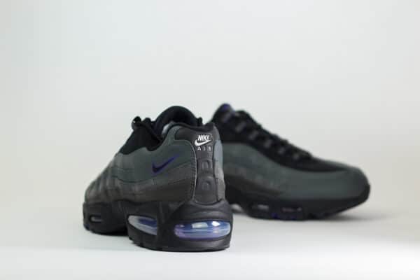 Nike Air Max 95 Racing Pack Iron Grey Wild Grape – Zwart/Grijs – Heren/Dames/Uniseks Sneakers – Leer/Mesh – IH1228-001 – Achterkant