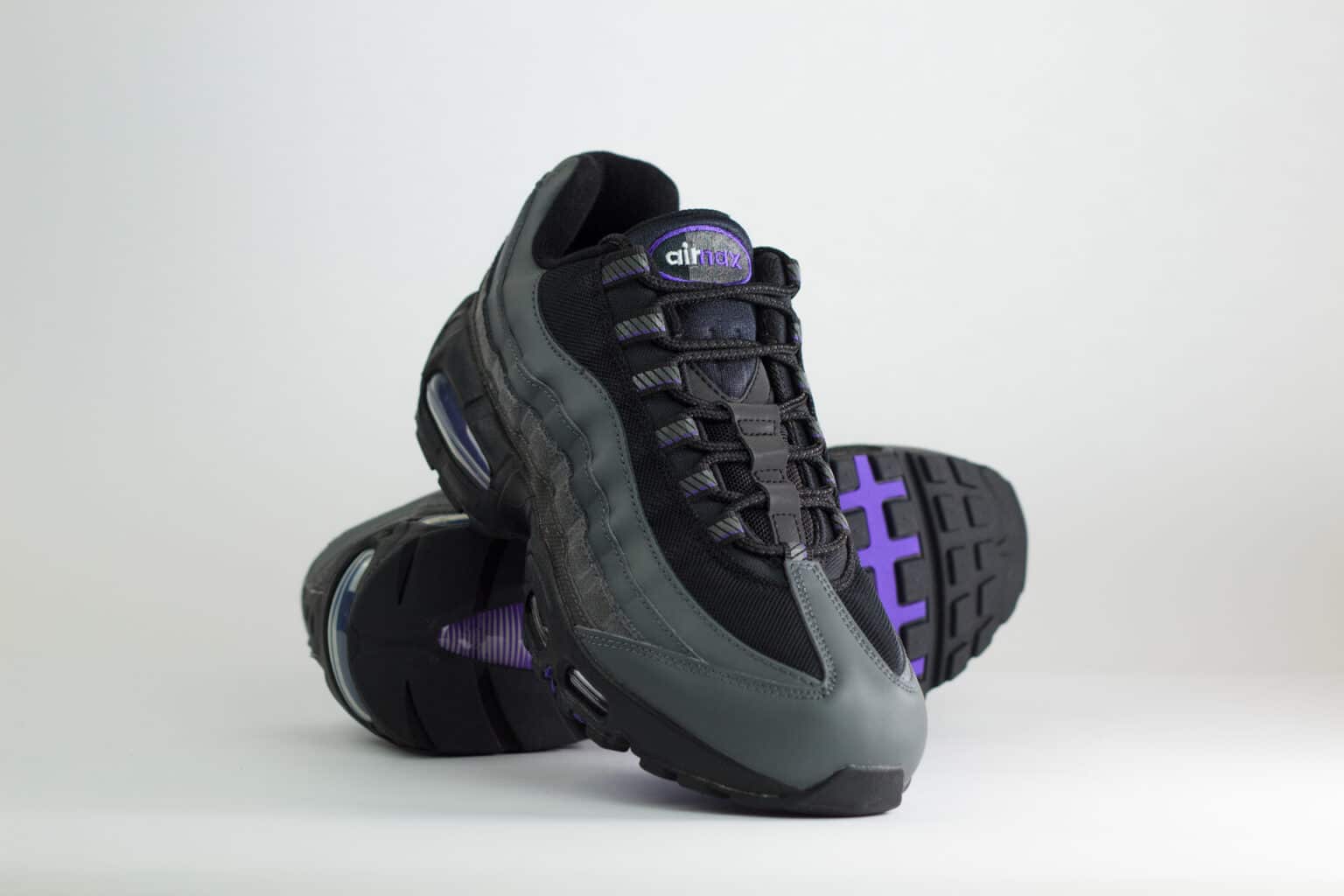 Nike Air Max 95 Racing Pack Iron Grey Wild Grape – Zwart/Grijs – Heren/Dames/Uniseks Sneakers – Leer/Mesh – IH1228-001 – Voorkant