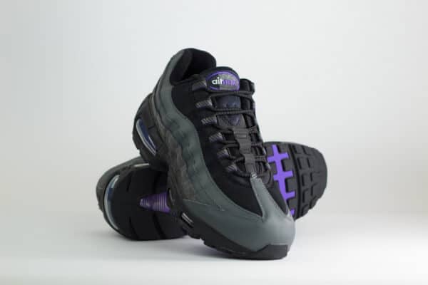 Nike Air Max 95 Racing Pack Iron Grey Wild Grape – Zwart/Grijs – Heren/Dames/Uniseks Sneakers – Leer/Mesh – IH1228-001 – Voorkant