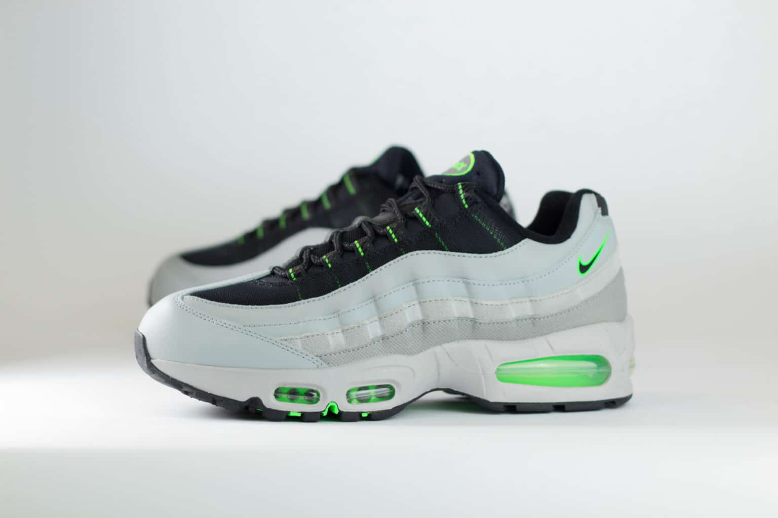 Nike Air Max 95 Racing Pack Light Smoke Green Strike – Zwart/Grijs/Groen – Heren/Dames/Uniseks Sneakers – Leer/Mesh – IH1228-002 – Zijkant