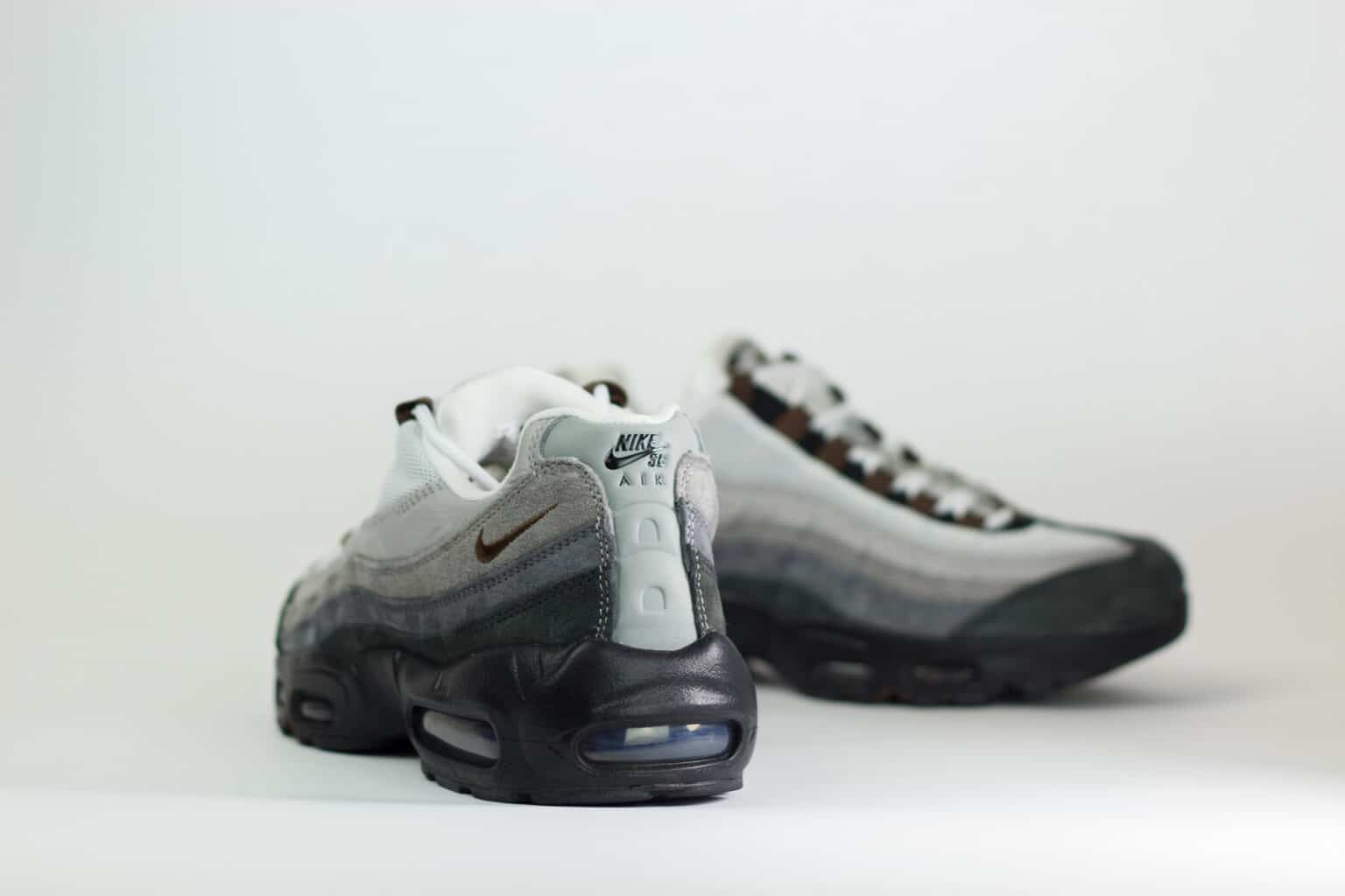 Nike Air Max 95 SB Cacao Wow – Zwart/Grijs/Bruin – Heren/Dames/Uniseks Sneakers – Leer/Mesh – HF7545-002 – Achterkant
