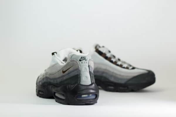 Nike Air Max 95 SB Cacao Wow – Zwart/Grijs/Bruin – Heren/Dames/Uniseks Sneakers – Leer/Mesh – HF7545-002 – Achterkant