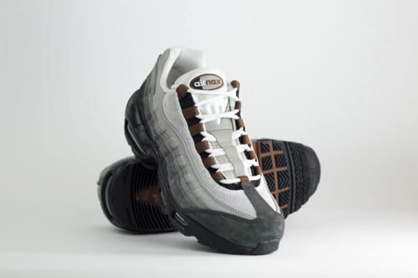 Nike Air Max 95 SB Cacao Wow – Zwart/Grijs/Bruin – Heren/Dames/Uniseks Sneakers – Leer/Mesh – HF7545-002 – Voorkant